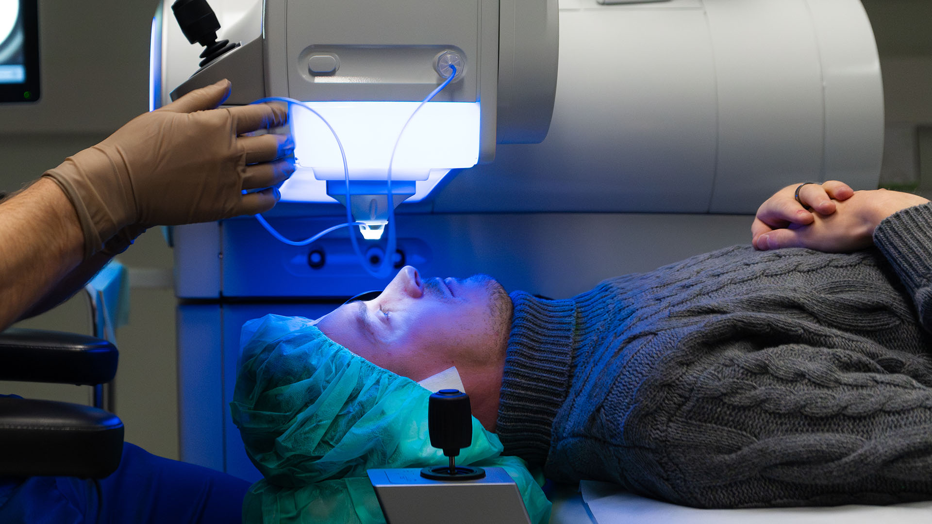 Aama Tikkanen laserleikkauksessa leikkaussalissa.