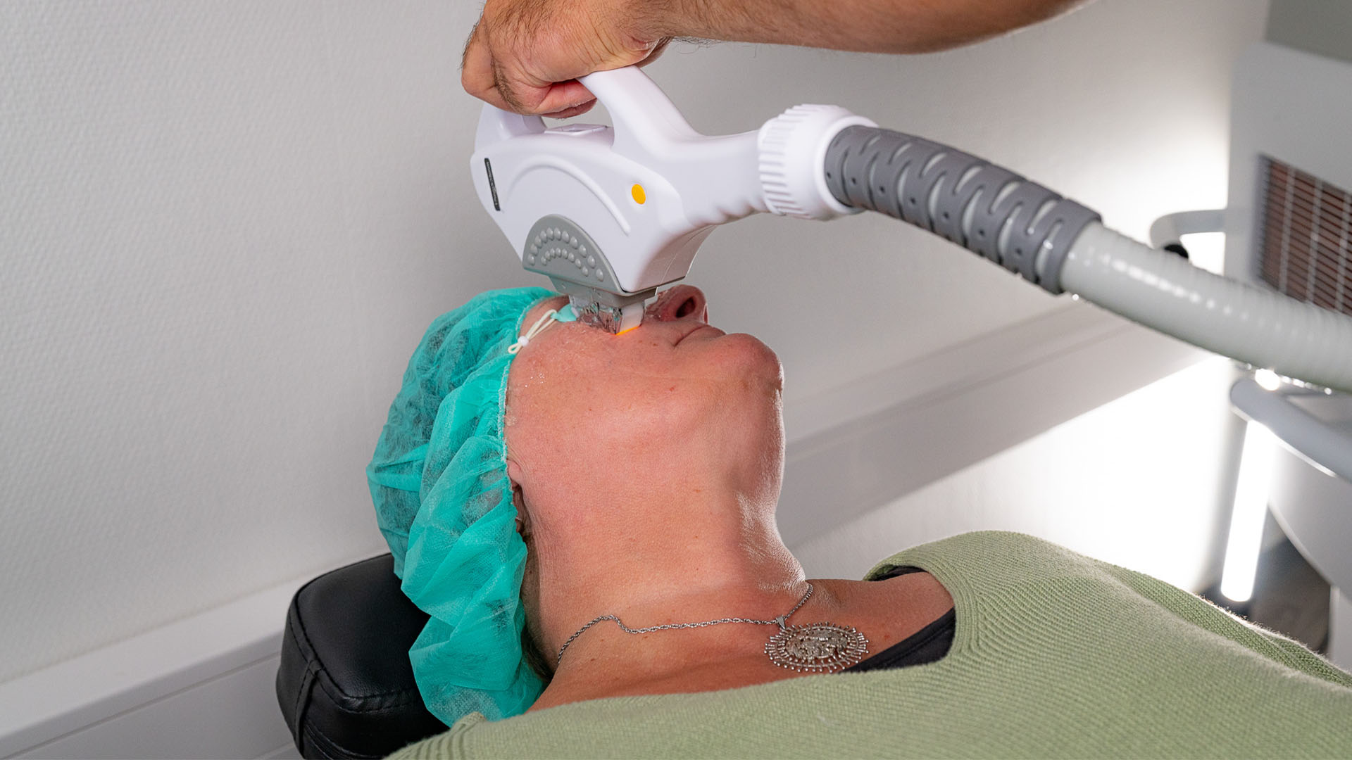 IPL-hoidossa oleva kuivasilmäisyydestä kärsivä asiakas