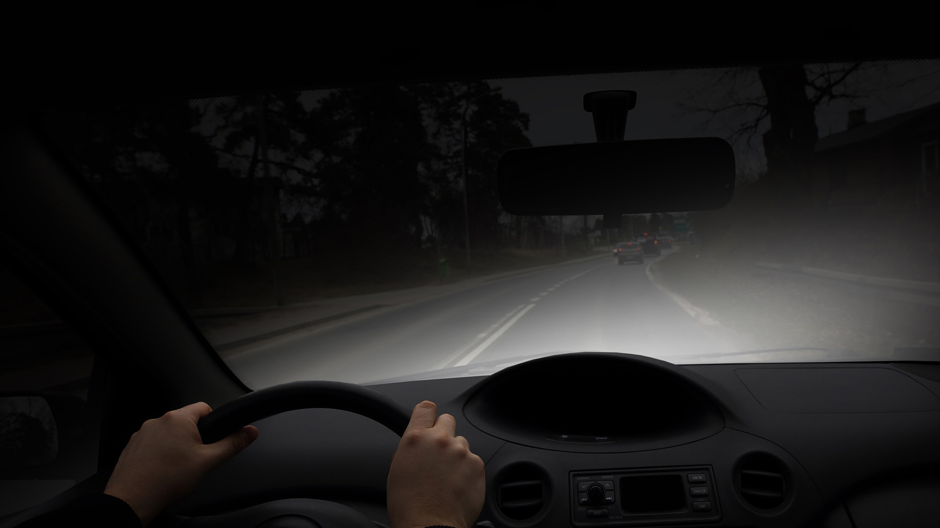 Hämärä talvinen näkymä auton ikkunasta