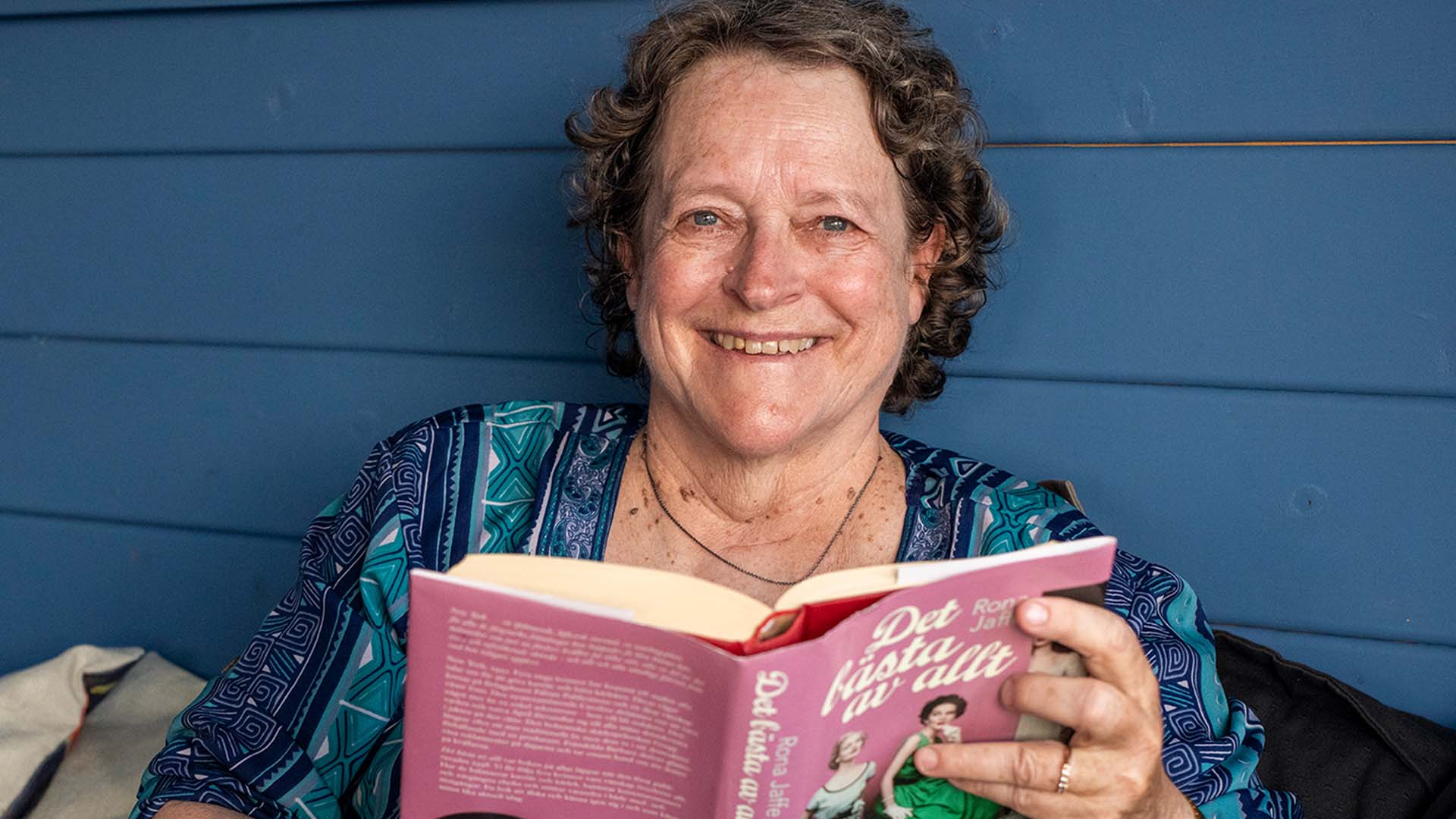 Kaihin leikkauttanut Libbe lukee taas kirjaa