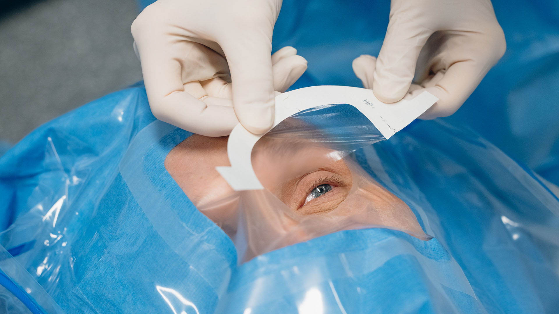 Silmäleikkaukseen valmisteltava potilas leikkausliinan alla
