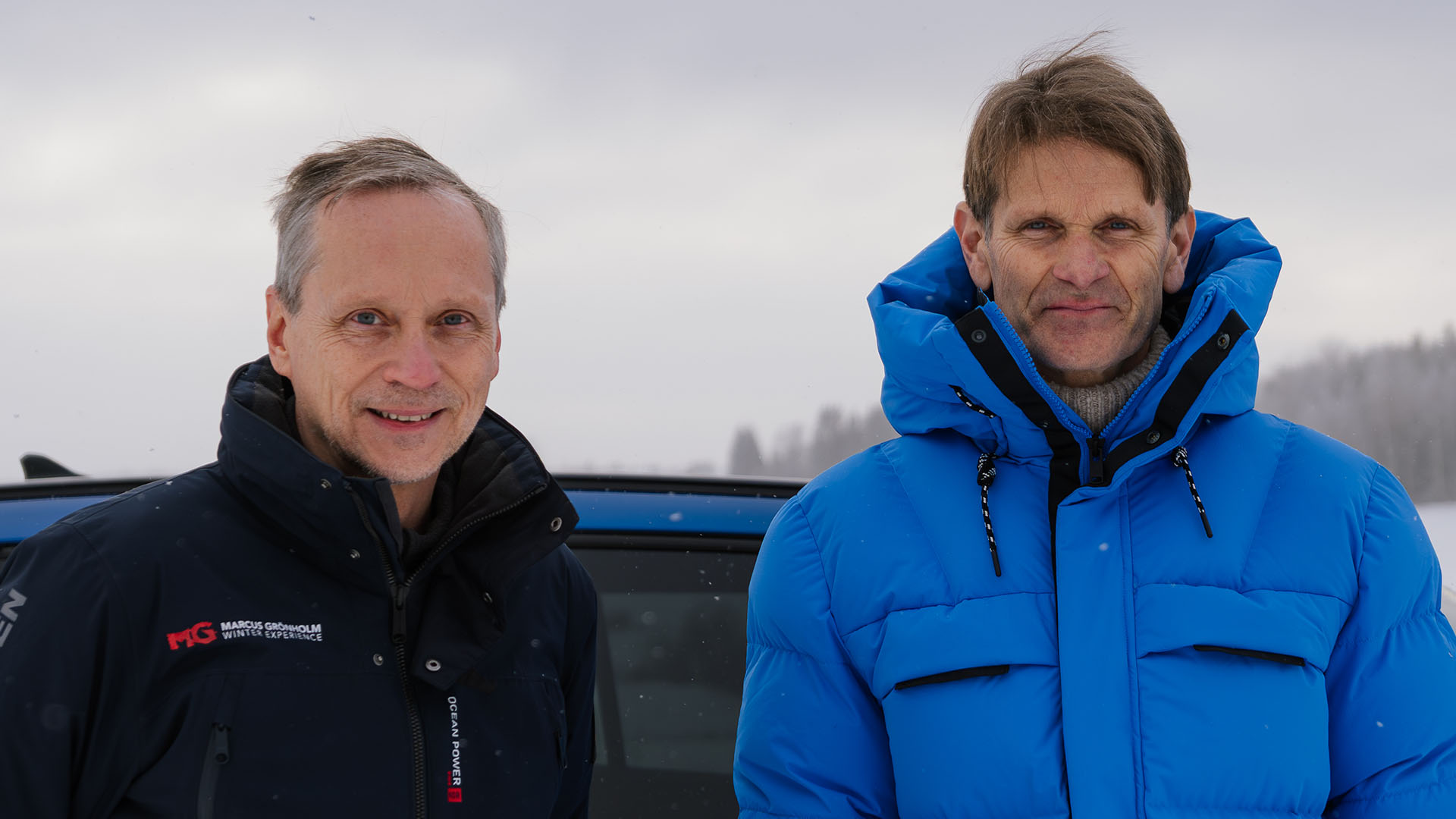 Miehet auton edessä