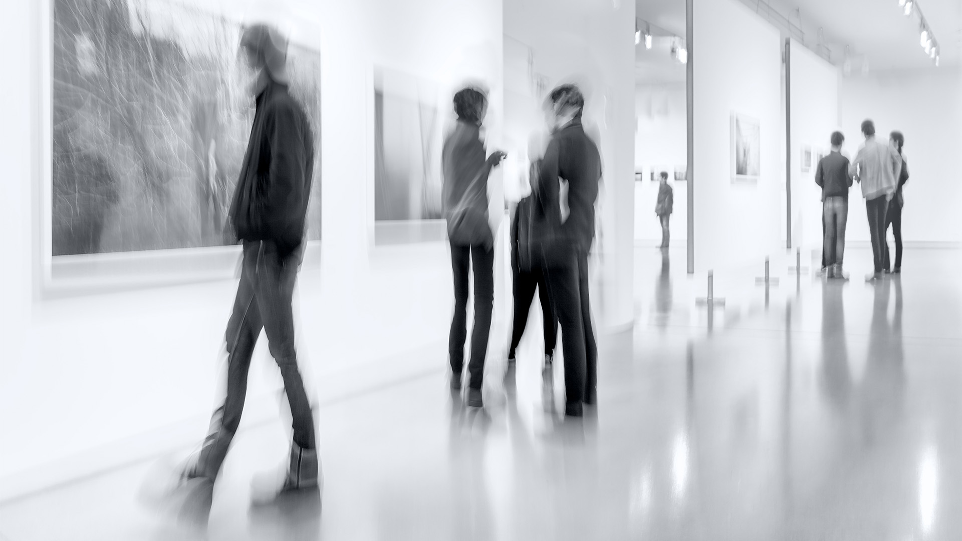 Epätarkkoja ihmishahmoja kuvaava näkymä