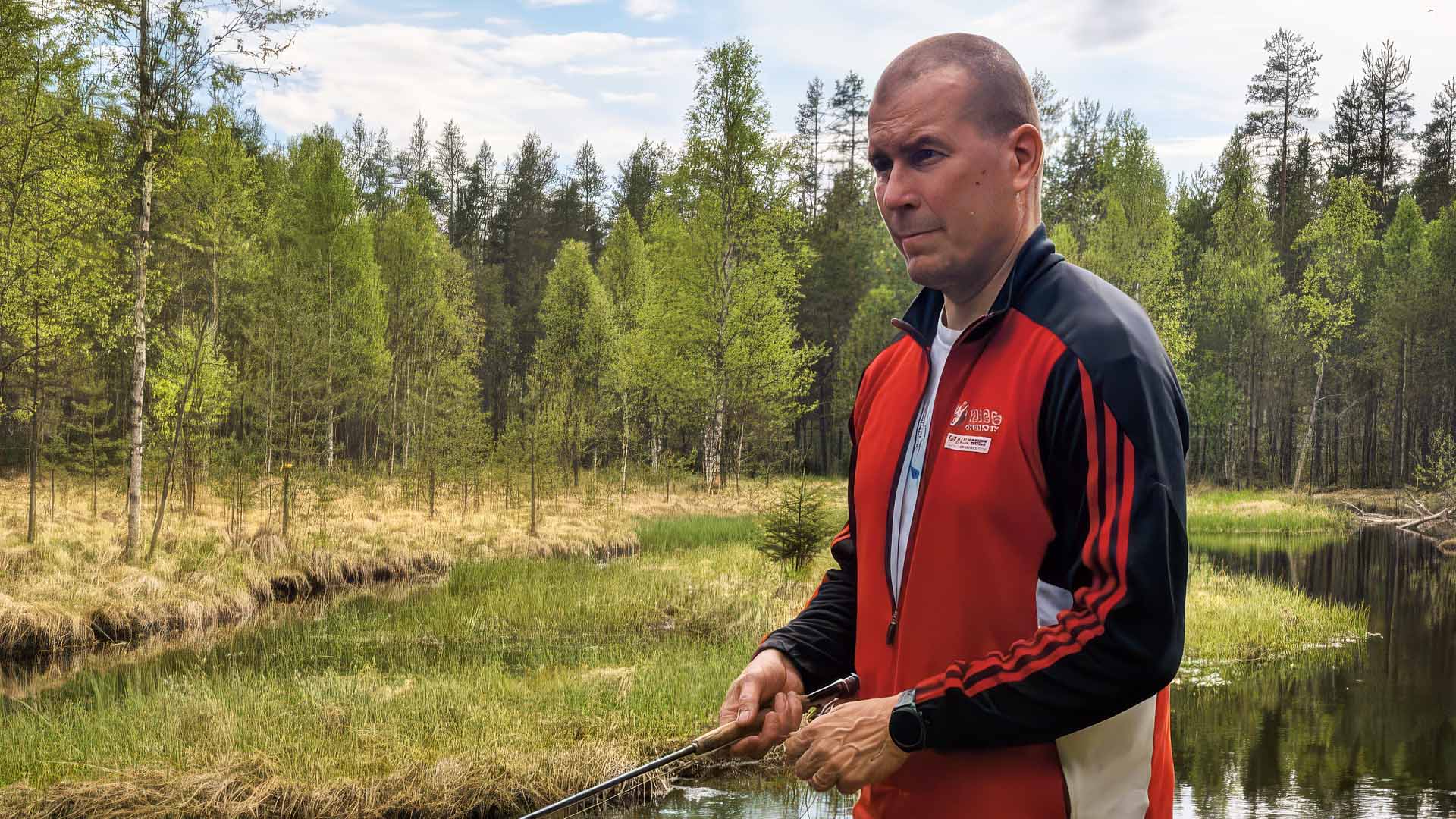 Linssileikkauksessa käynyt Aki Törmänen ilman silmälaseja kalastamassa.