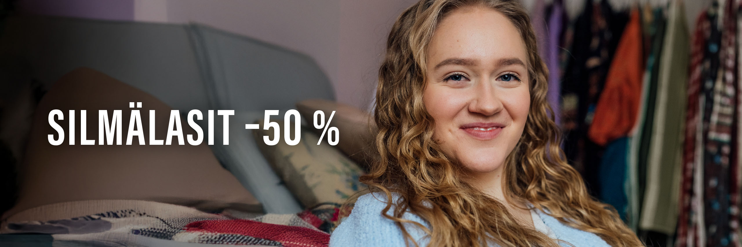 Silmälasit -50 % -teksti ja hymyilevä nainen.