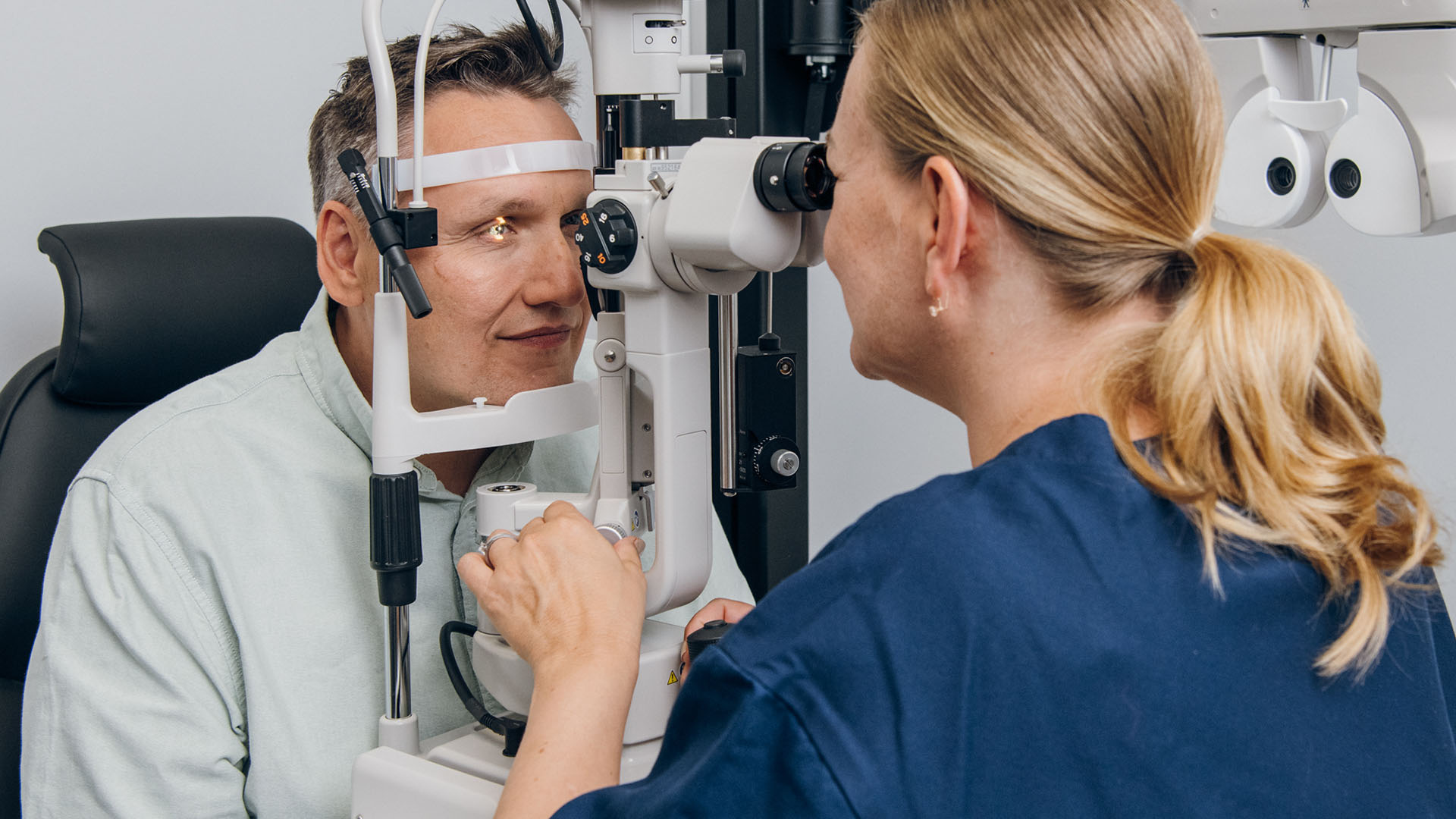 Mies vastaanotolla tutkituttamassa glaukoomaa