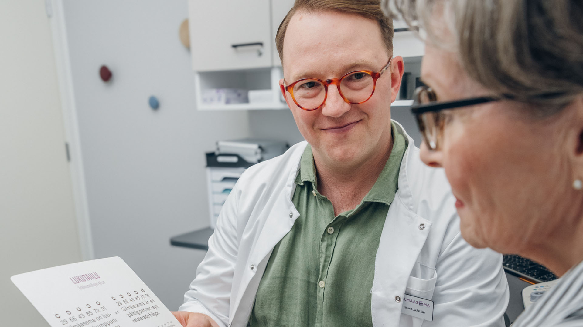 Lääkäri ja asiakas vastaanottohuoneessa