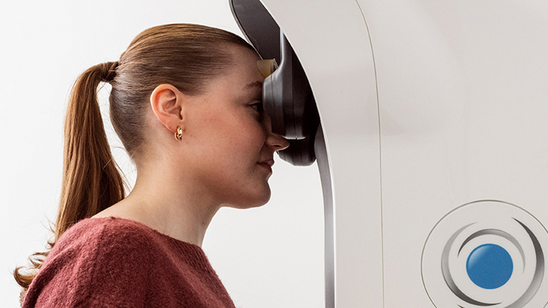 Asiakas etäoptikon näöntutkimuksessa