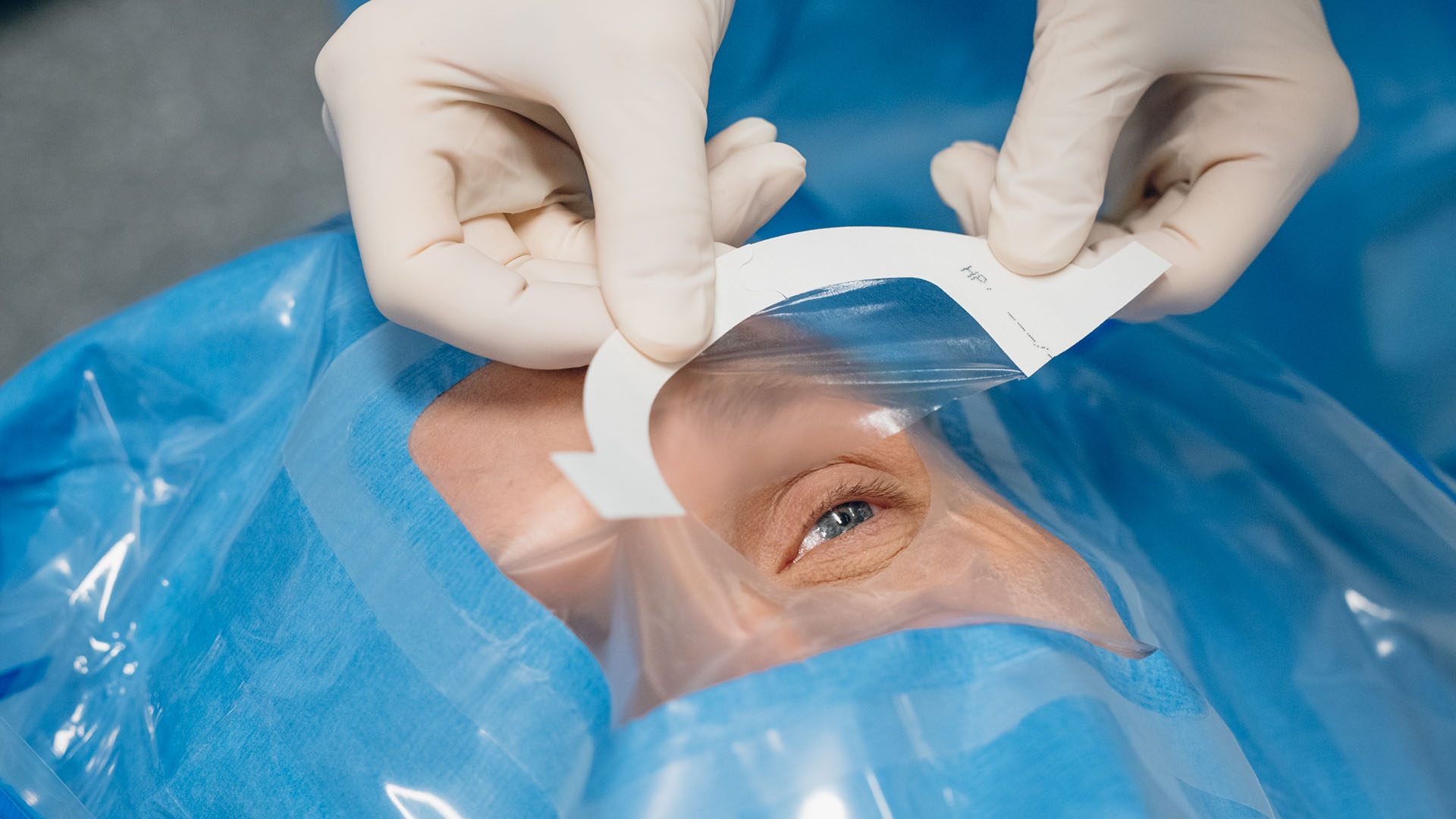 Potilasta valmistellaan silmäleikkaukseen leikkaussalissa