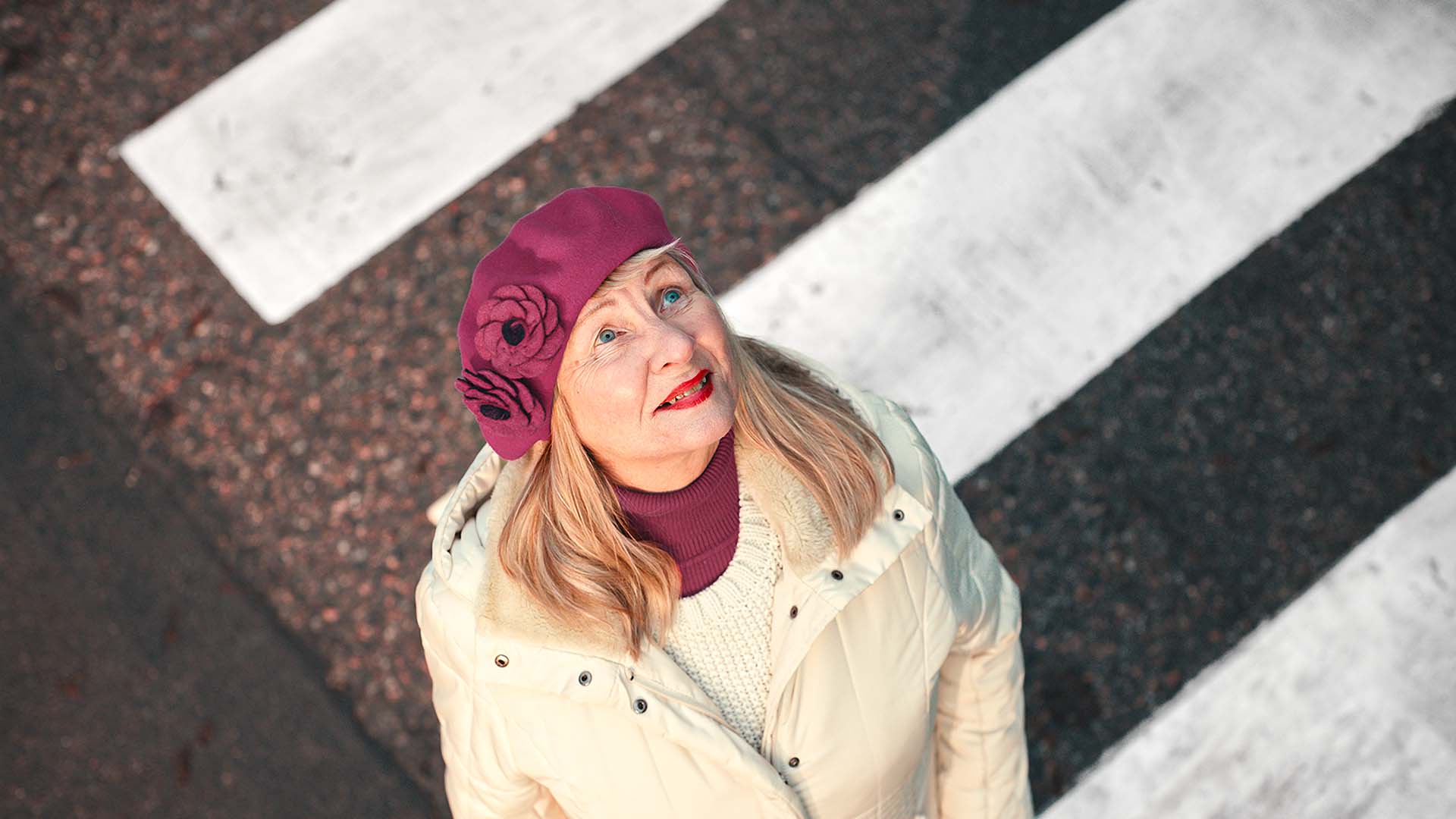 Kaihileikattu nainen ihailee kirkasta taivasta