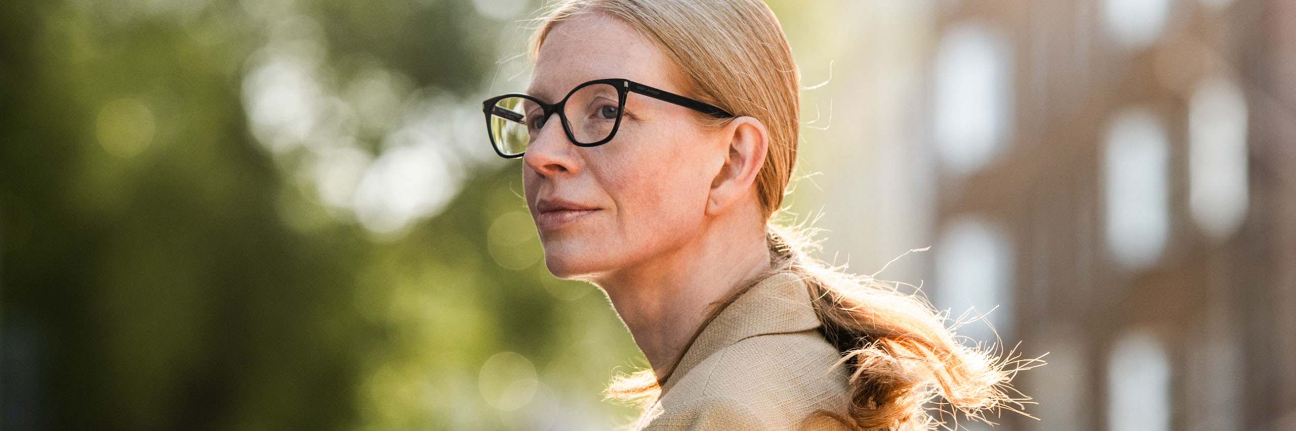 Nainen ulkona silmälasit päässä