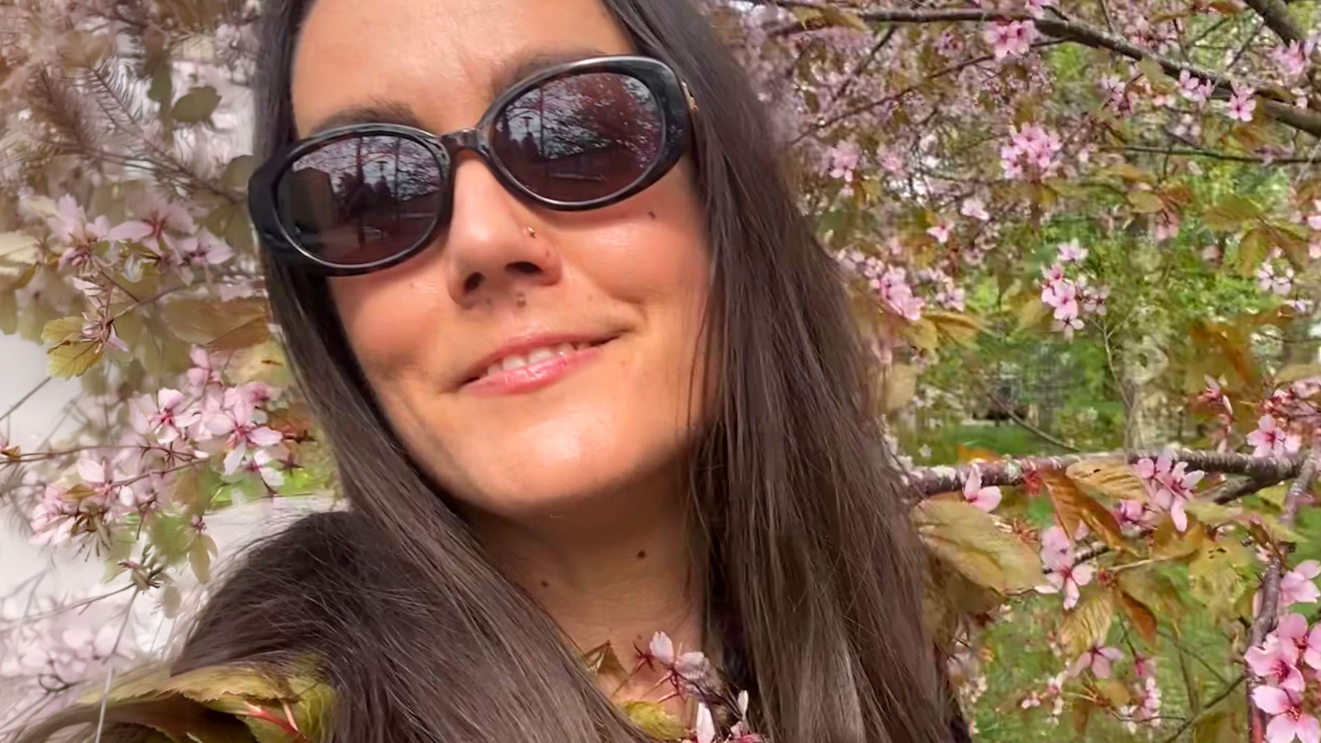 Hanne Valtari uusissa silmälasiessa joissa tummuvat linssit.