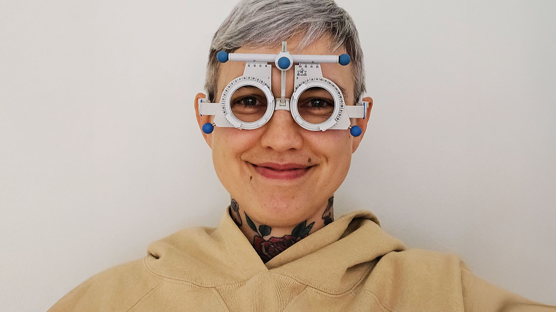 Nata Salmela laserleikkauksen esitutkimuksessa koekehykset päässä kameralle hymyillen