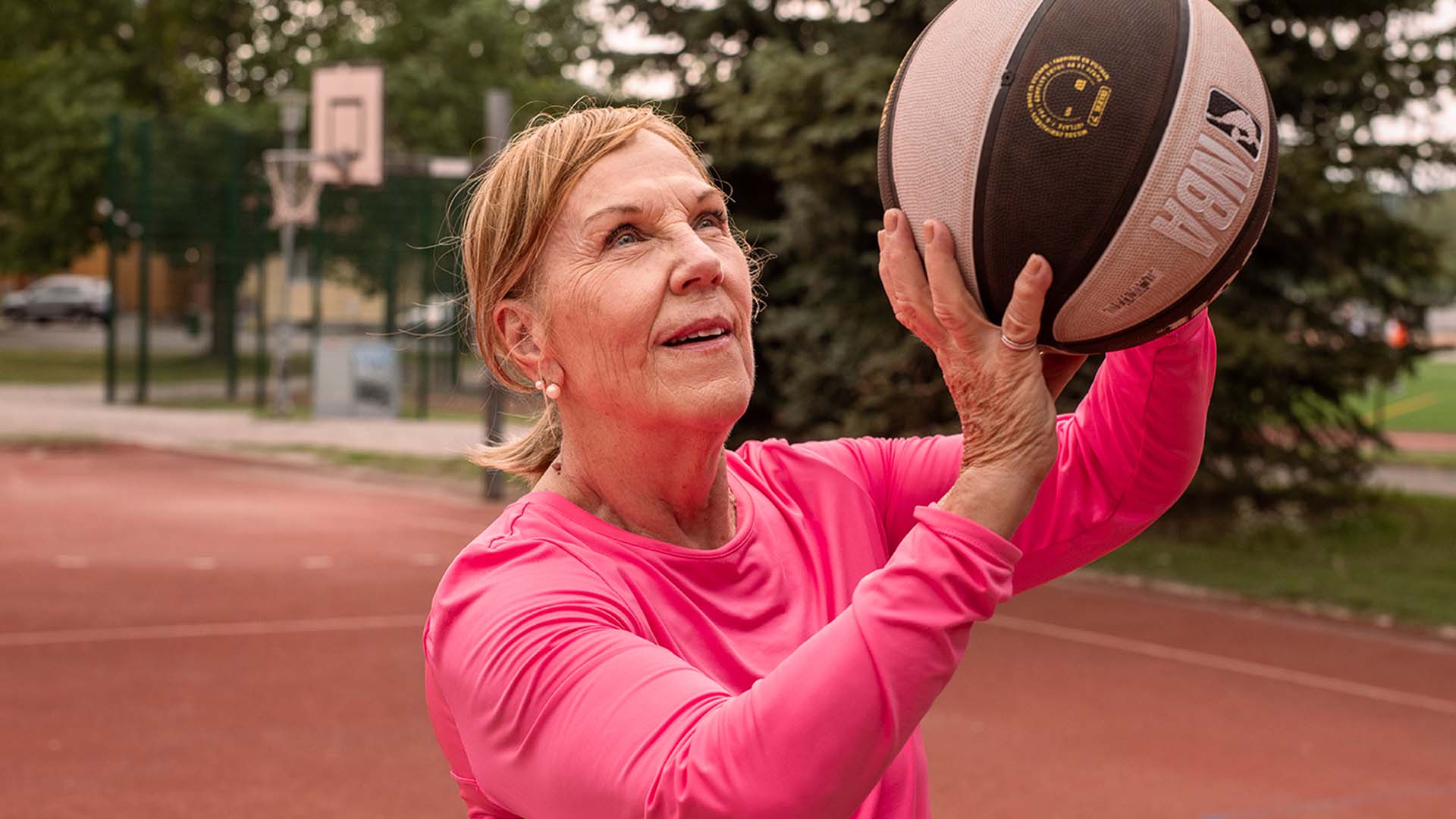 Kaihista eroon päässyt Kristina pelaamassa koripalloa