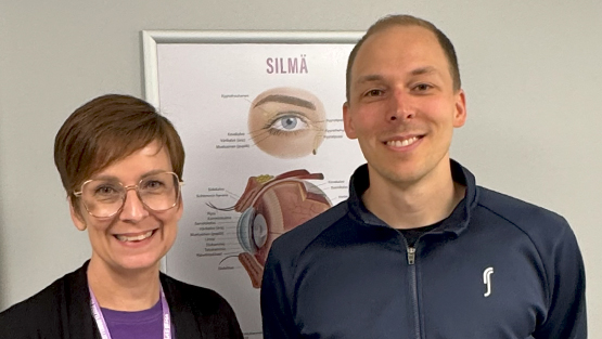 Urheilunäöntutkimuksia tekevä optikko ja padelammattilainen optikon vastaanotolla