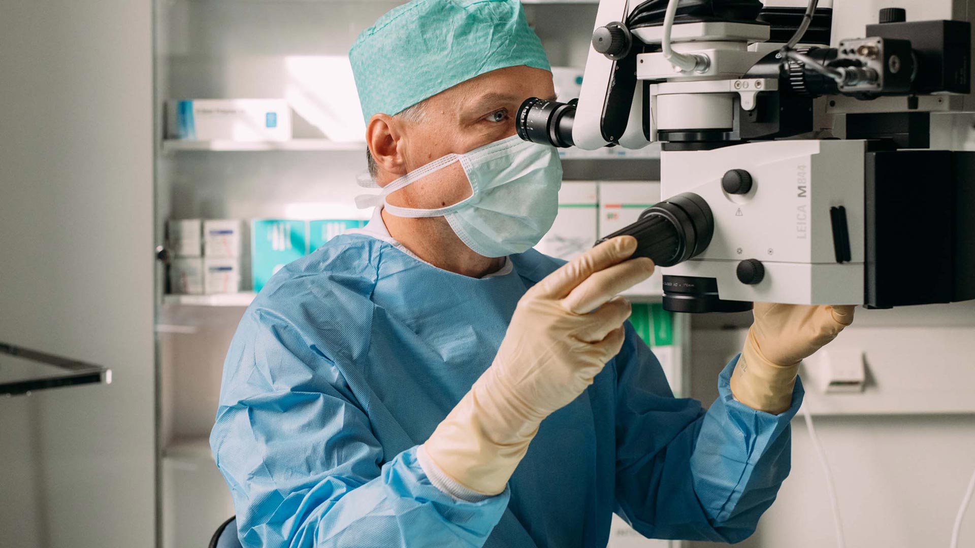 Silmäleikkausta tekevä silmäkirurgi leikkaussalissa
