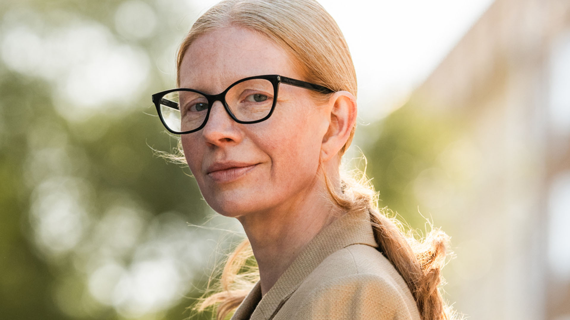 Nainen ulkona kissamaiset kehykset yllään.