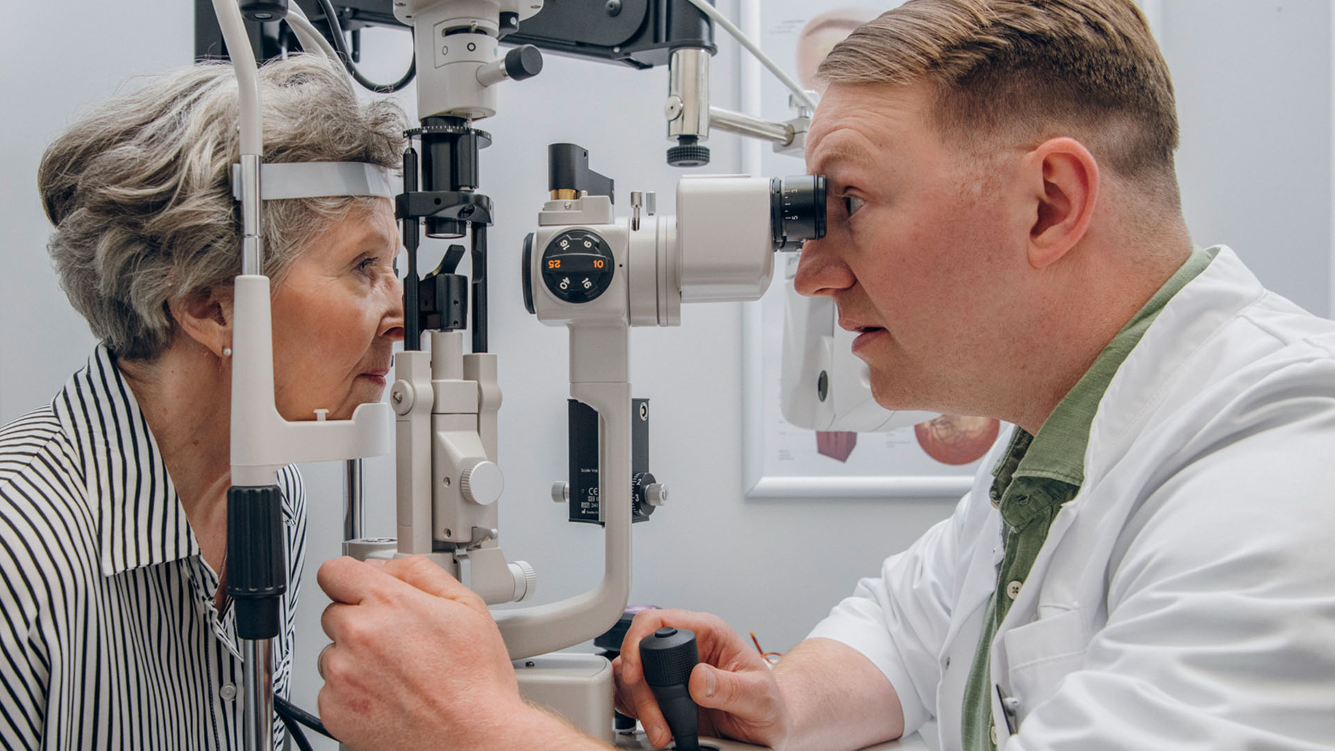 Kaihia tutkituttava asiakas silmälääkärin tutkimuksessa