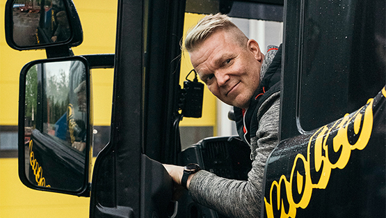 Kuorma-autokuski kurkkaa avoimesta auton ovesta taaksepäin