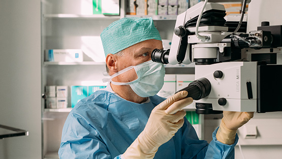 Silmäleikkausta tekevä silmäkirurgi leikkaussalissa