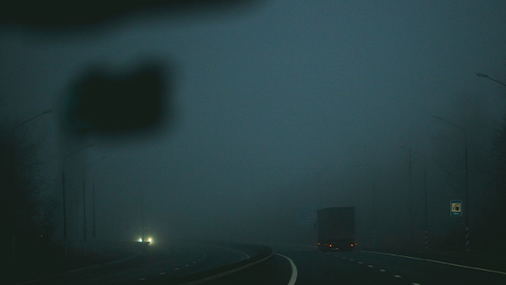 Näkymä hämärään auton ikkunasta